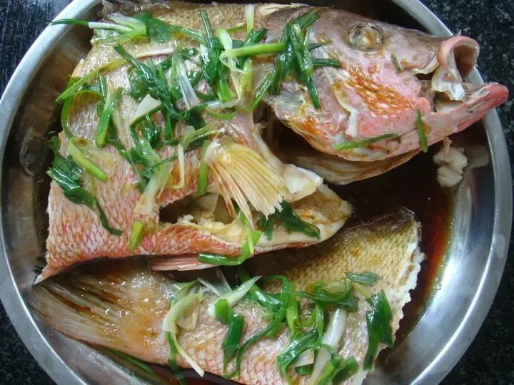 韭黄炒蛋.清蒸红鸡鱼.