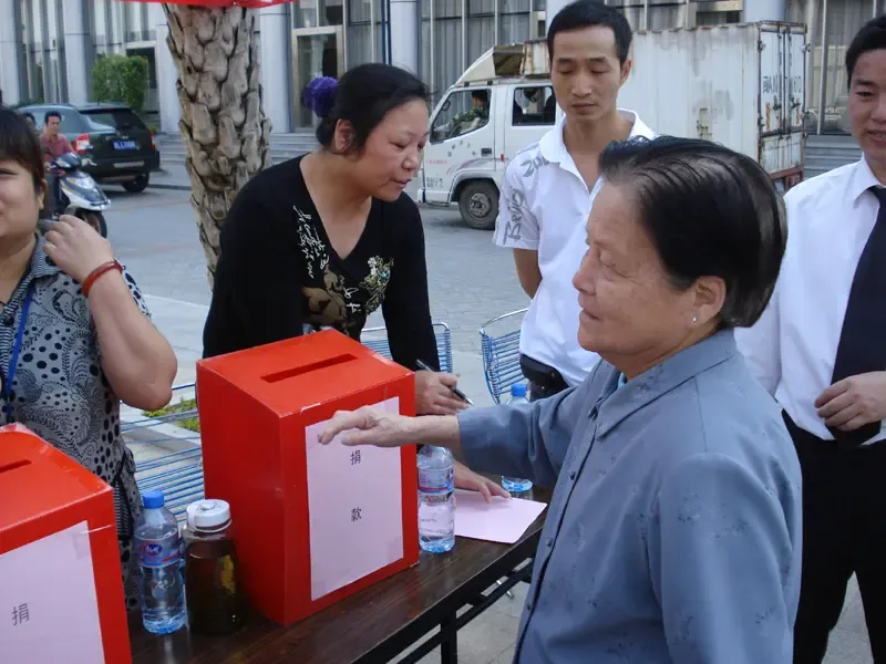 捐款赈灾现场--爱心在海润滨江花园传递!