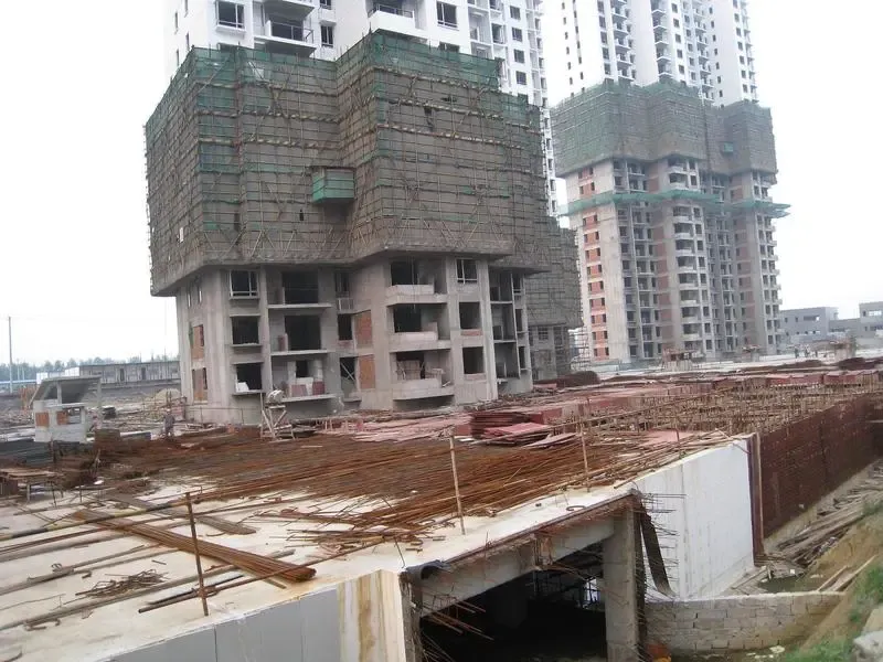 尚锦城近照--地下停车场及一楼架空层