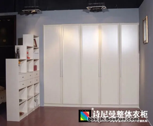 诗尼曼整体衣柜金华店最近推出二款色板(刨花板)白橡,萍果木,最低