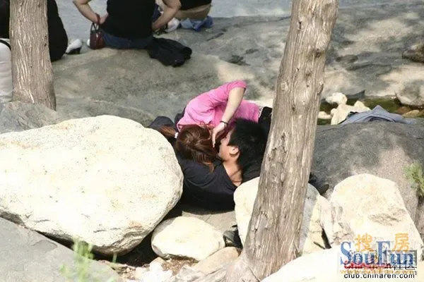 无耻女子在公园里竟然"当众喂奶给男朋友吃
