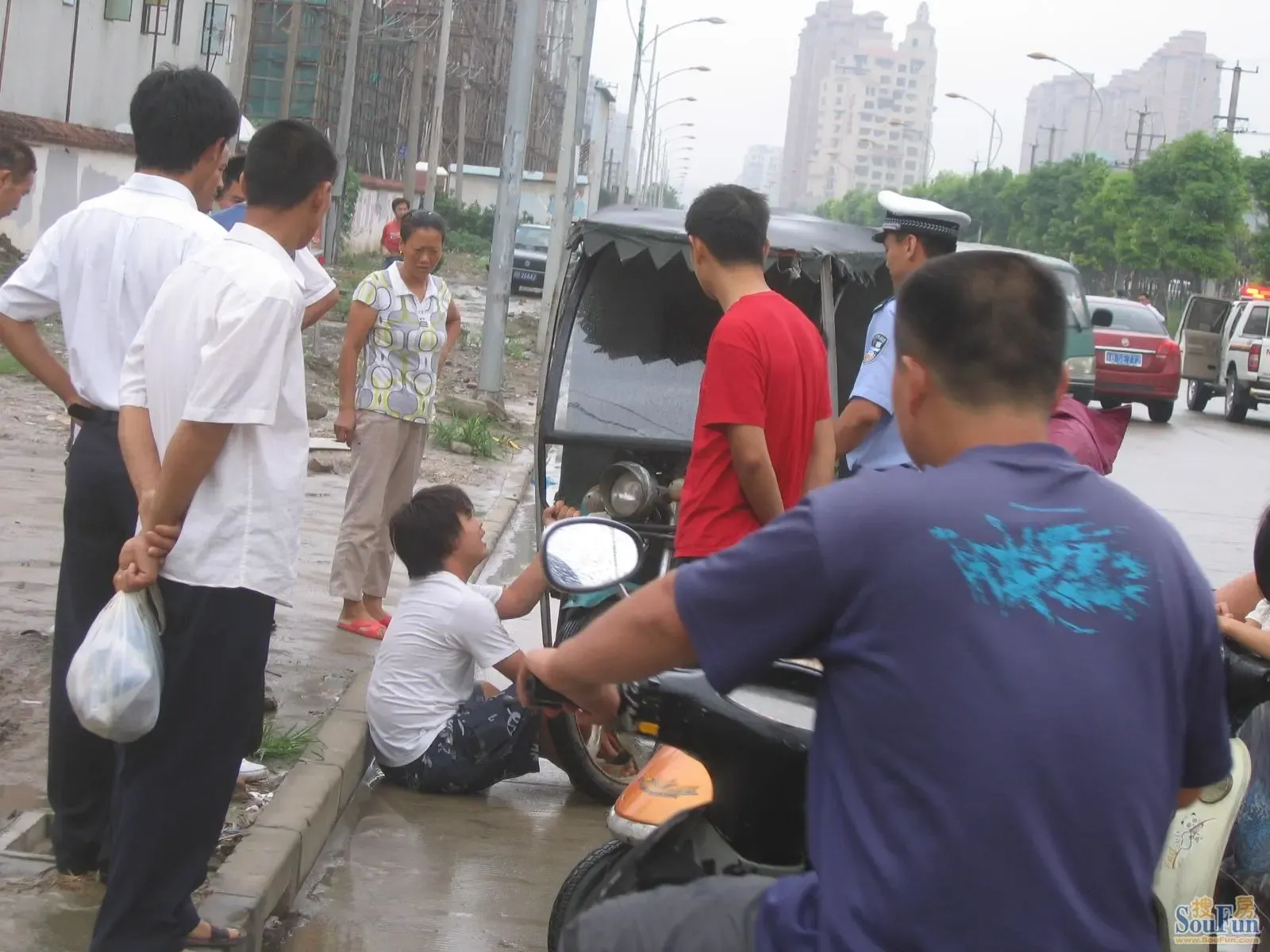 警察抓黑车了(照片)