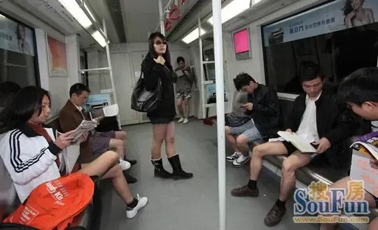 【低碳生活·你说我说】18名男女集体裸乘地铁 宣传低碳生活