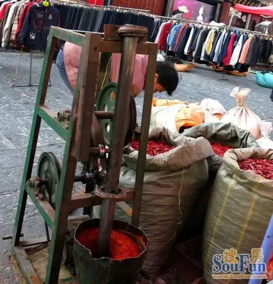 这个捣辣椒的机器,真的是原始里面的"先进"啊