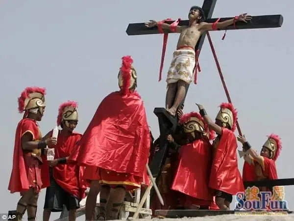 菲律宾信徒真人被钉十字架"受刑",吓人