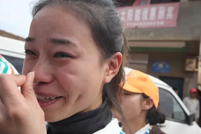 丁叮赴云南重灾区 感动落泪