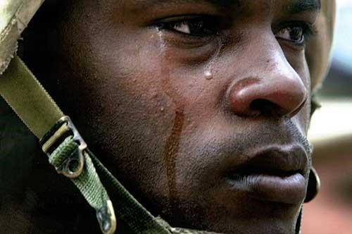 军人的眼泪瞬间感动了所有爱好和平的人