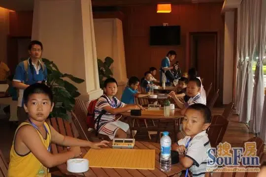 半岛1号杯少儿围棋赛首战告捷职业选手周逵莅临现场