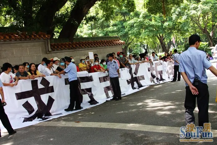 光大花园业主誓推冷却塔 维权谈判拉起"救命横幅"