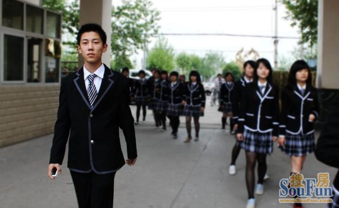 河南许昌第三高级中学校服被称为史上最拽校服 许昌三高短裙黑色袜被