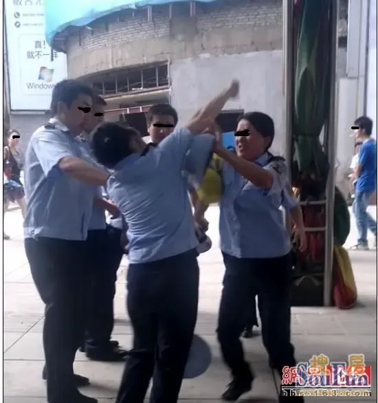 两名女城管当街干架被拍