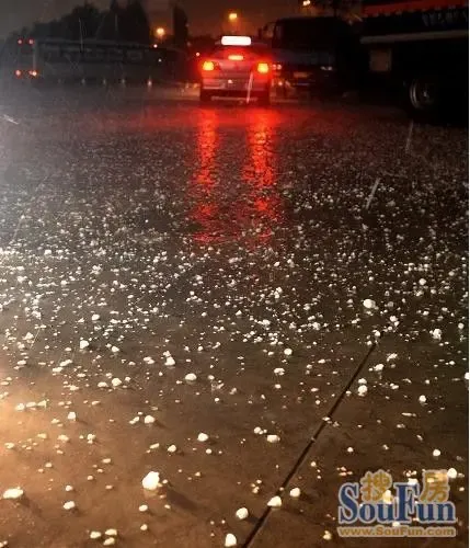 沈阳遭遇罕见的冰雹雷雨天气!出门要小心