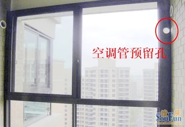 北面小房间也是中空窗,师傅考虑得很周到,在右侧已留好空调孔了