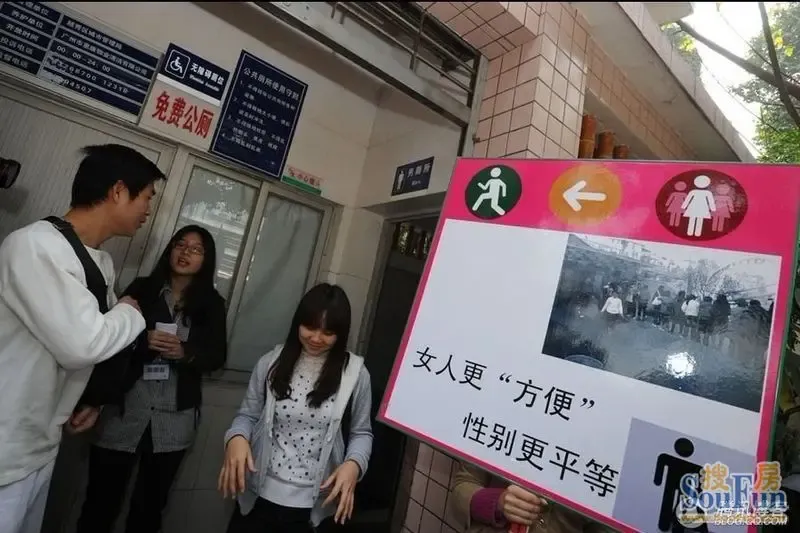 "占领男厕所"呼吁扩大女厕位比例!男士们同意