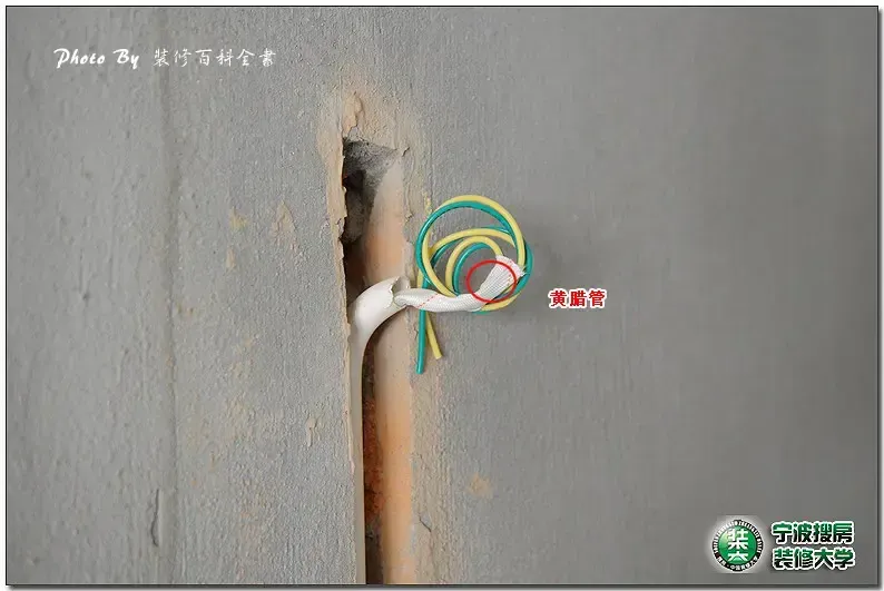 这个是客卫的镜前灯出口墙边可走线一至二根,其它地方可不行房间主灯