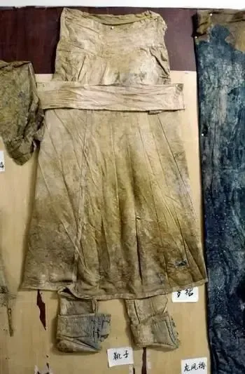 图为出土女尸身上的罗裙