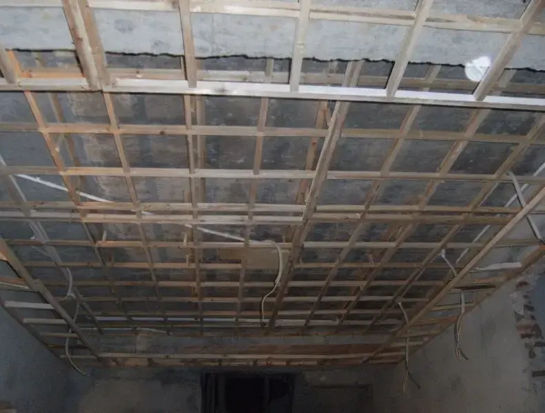 石膏板木龙骨吊顶正在进行中大家多多支持