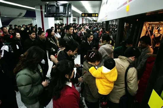 挤公交车必备的求生法则!(教你如何躲避胸毛男,如何碰到美女)