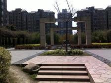 新上!大四房 小区花园位置 精装修全送 看房随时 近D铁