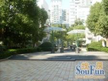 精装修,皮沙发,非常有质感,一房二厅,价格也是适当