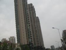 坐落于青山湖畔小区品质很,物业也很负责,住的很舒适