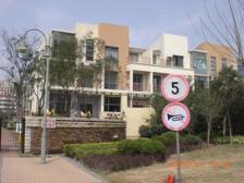 精装修,带花园,主卧朝南,近商圈