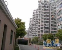 房子是顶楼复式,在小区的东边不吵,近3号线大柏树站