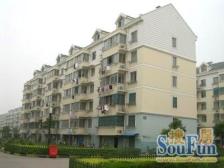 业主诚心出售,户型方正,采光好,带独立朝南大车库。