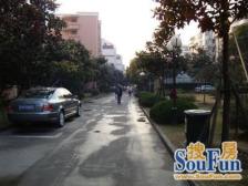 豪华装修,中间楼层,180平的大四房 近古玩城!