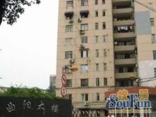 电梯房,主卧朝南,小区中心位置,精装修,采光充足