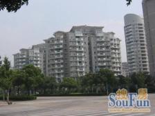 电梯高楼层。精装修。满5年税费少。大三房诚意出售