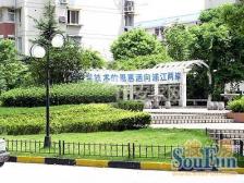 金玉苑,一梯两户,带阁楼搭了四个大房间,卫生间厨房延伸到露台