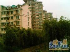 恺源江景苑,精装修了不到四年,额外有一个小院