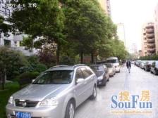 此房满五年,品味精装南北两房,客厅大开间采光明亮。