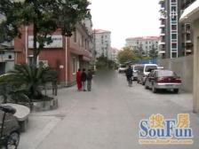 此房是朝南的一房一厅一卫的,业主诚意卖