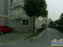 地铁口小区 全新装修可拎包入住 带车库 附赠露台