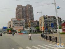 高区精装修,两年前刚入住,带中*央空调。