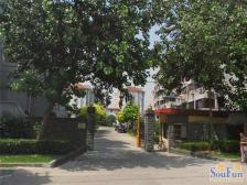 一楼带大天井,00年小区,一梯两户