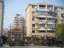 主卧朝南,小区中心位置,非顶楼房,开放式厨房