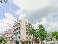 此房有阁楼露台,精装修,实际两房改成一房