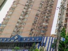 双南边套采光较好,精装修,户型方正