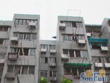 客厅带阳台,精装修,主卧朝南,小区中心位置,近商圈