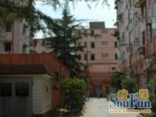 近9号地铁,房东入住不到2年, 楼层好,诚意出售。