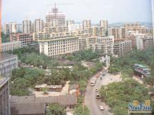 渝中大礼堂旁 带阳台一房 紧挨轻轨公交 户型方正