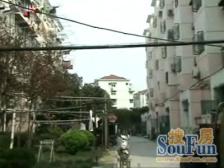 小区门口对面就是地铁,适合老年人,交通方便