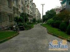 森林公园一路之隔满五年产权清晰。有阁楼,有产权车位