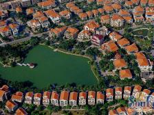 房子属于双拼的别墅的 带前后院子 进出方便 诚心卖