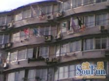 采光刺眼,电梯三房,对面大润发,12号线,佣‘金’一个点