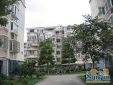 一手动迁,满五年,位置安静,带一个20平左右的大院子