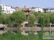 旁边就是公园和学校